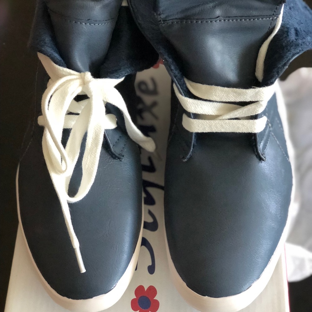 Tennis shoes